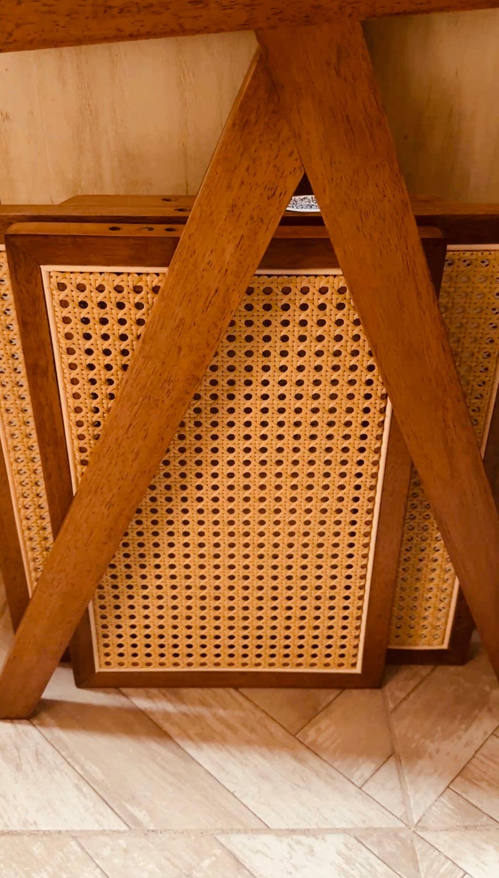 Silla Beige de madera con Bejuco 2 ANT (precio por 2 unidades)