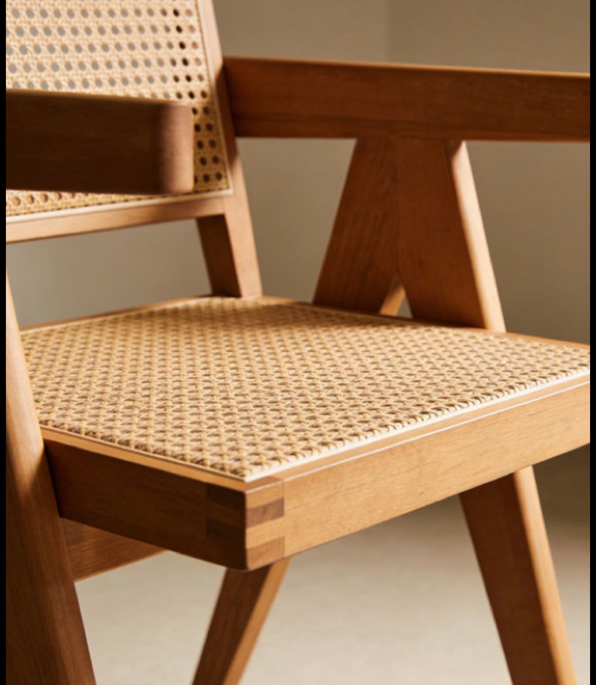 Silla Beige de madera con Bejuco 2 ANT (precio por 2 unidades)