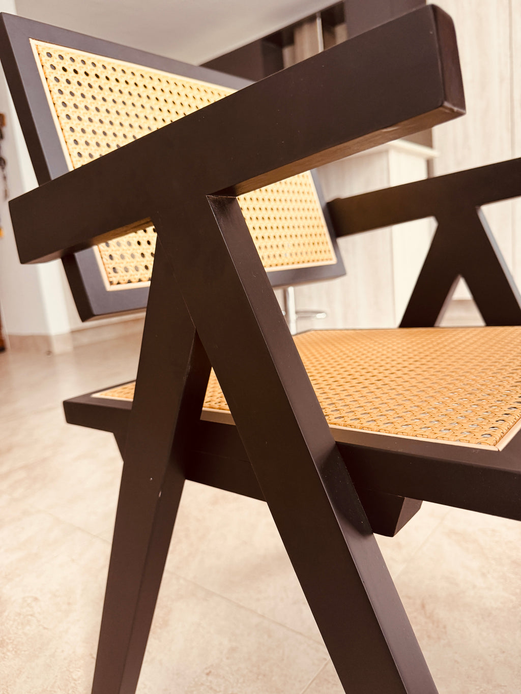 Silla Negra de Madera con Bejuco 1 KAL (precio por 2 unidades)